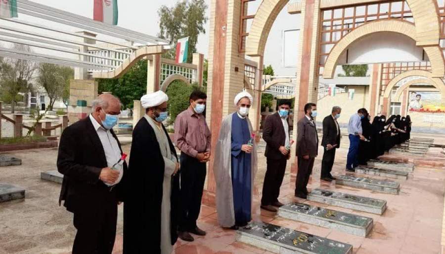 عطر افشانی قبور مطهر شهدای عنبرآباد توسط اعضای ستاد نماز جمعه