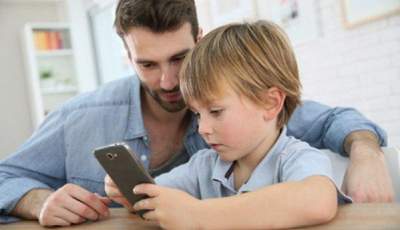 عصر دیجیتال و والدینی که وظایفشان برای تربیت فرزند دو چندان می شود