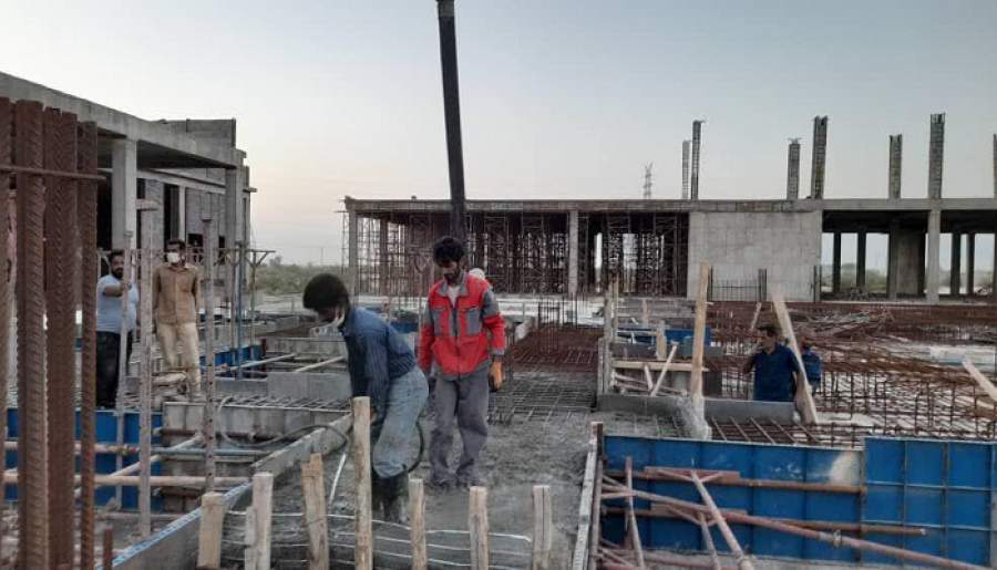 بازدید سرپرست فرمانداری عنبرآباد از پروژه در حال احداث بیمارستان