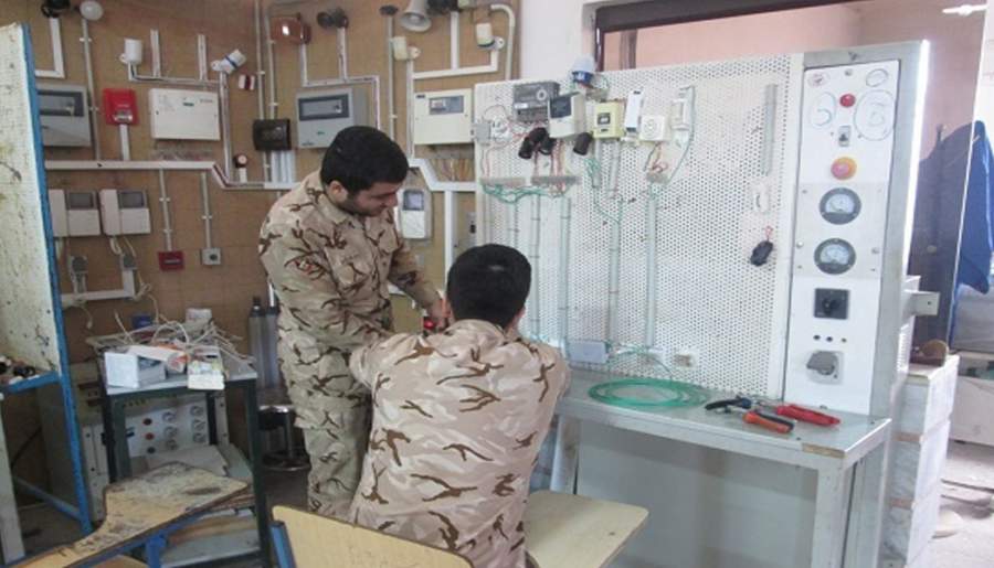 اعطای وام مهارت 100 میلیون تومانی برای ایجاد کسب و کار به سربازان/ تولید سیمان سبز از مواد دورریختنی توسط سرباز سپاه کرمان