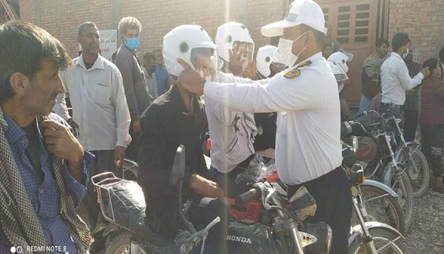 بیش از ۱۰۰ کلاه ایمنی بین راکبین موتورسیکلت شهرستان فاریاب توزیع شد