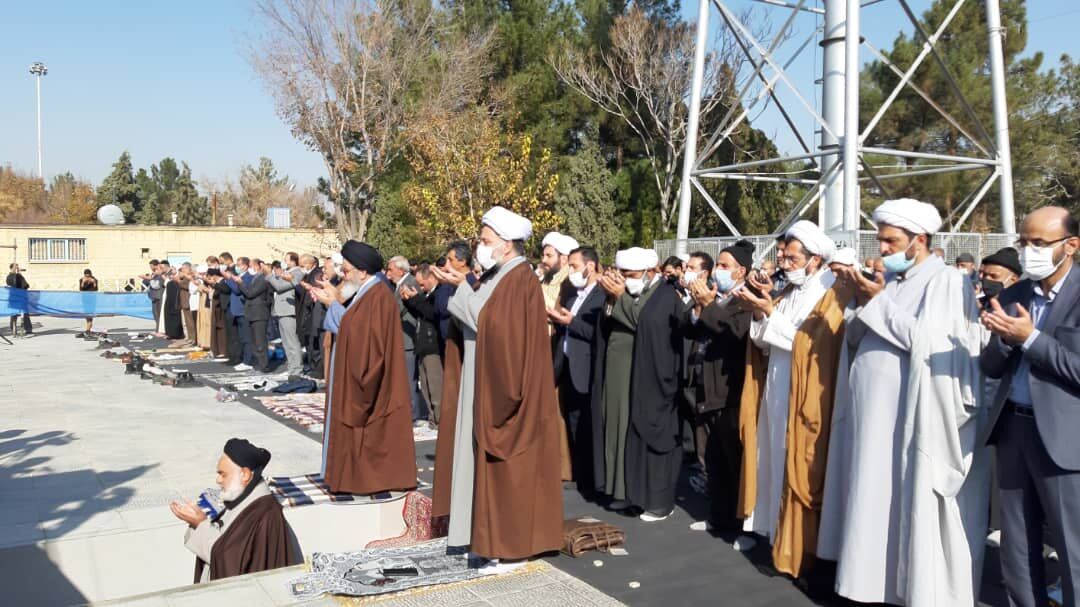 شهروندان اصفهانی در کنار جگرگوشه های خود برای حل مشکلات کم آبی به درگاه خدا پناه بردند