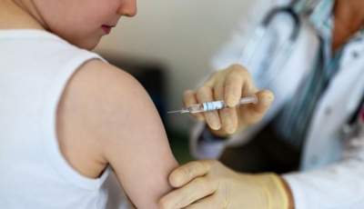ٱمیکرون در پیک ششم کودکان را درگیر می کند/تزریق دوز سوم واکسن اثر بخشی آنی و فوری دارد