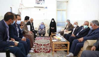 دیدار مدیر کل آموزش و پرورش استان کرمان با خانواده دانش آموز شهید "محمود کمالی"