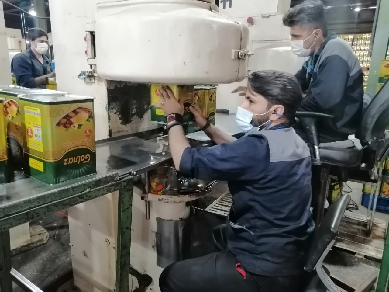 گلناز کرمان دومین کارخانه متصل به خطوط ریلی کشور است/ توان تولید سی هزار تنی روغن در ماه/ انبارهایی پر از روغن خوراکی در استان کرمان
