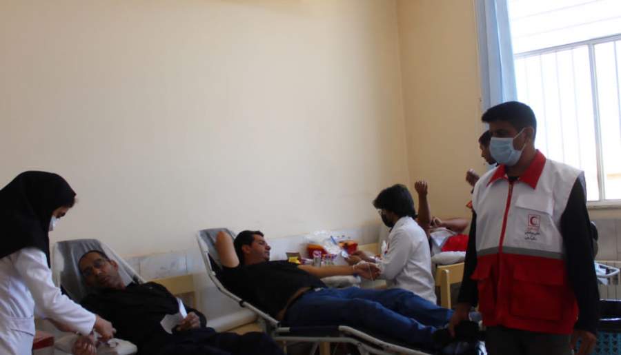 عزادارن حسینی زنگی آباد،  روز عاشورا خون خود را اهدا کردند
