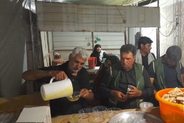 طبخ و توزیع روزانه ۹ هزار پرس نان و کباب بین زائران اربعین در کربلا