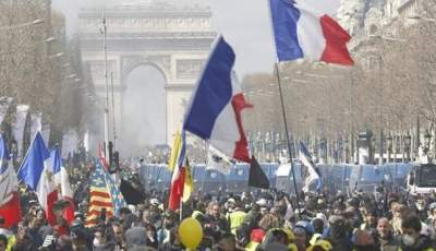 معترضان در پاریس خواستار استعفای ماکرون شدند