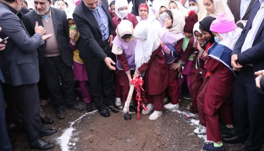 کلنگ احداث دبستان دخترانه ١٢ کلاسه کرمان به زمین زده شد
