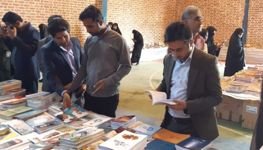 نمایشگاه کتاب با بیش از ۱۵۰۰۰ جلد کتاب در منوجان افتتاح شد