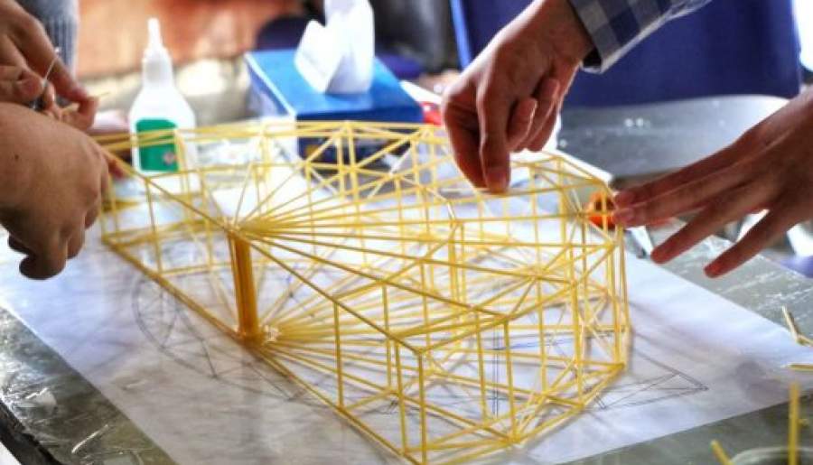 برگزاری مسابقه سازه های ماکارانی در رفسنجان