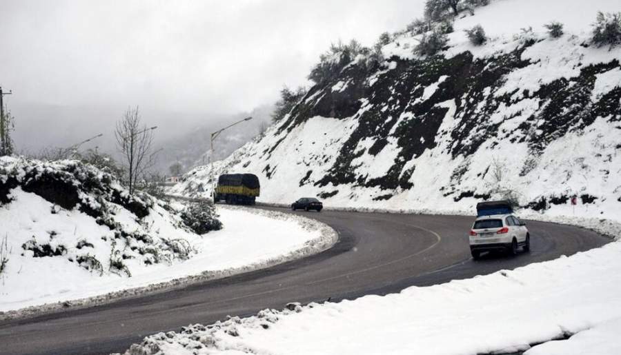 بارش برف در تمام گردنه‌های شمال استان/ راه دسترسی ۳۰۰ روستا مسدود است