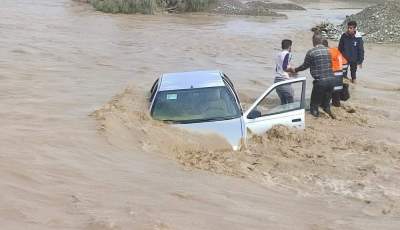 غرق شدن خودروي ٤٠٥ در رودخانه تجدانو منوجان