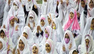جشن عبادت چهار هزار دانش‌آموز دختر کرمانی برگزار شد