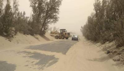 انسداد یک راه روستایی در فهرج بر اثر طوفان شن