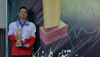 اعطای تندیس ملی فداکاری هلال احمر به جوان داوطلب کرمانی