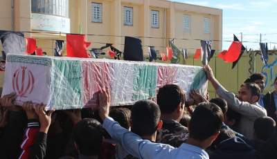 استقبال پرشور دانش‌آموزان اناری از شهید گمنام دفاع مقدس