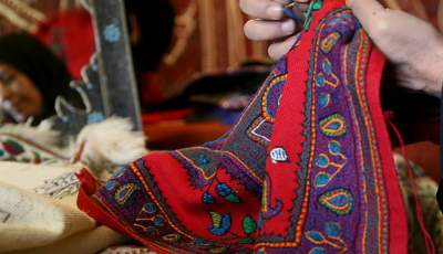 تولید صنایع‌ دستی از زمینه‌های حضور زنان در عرصه اقتصادی
