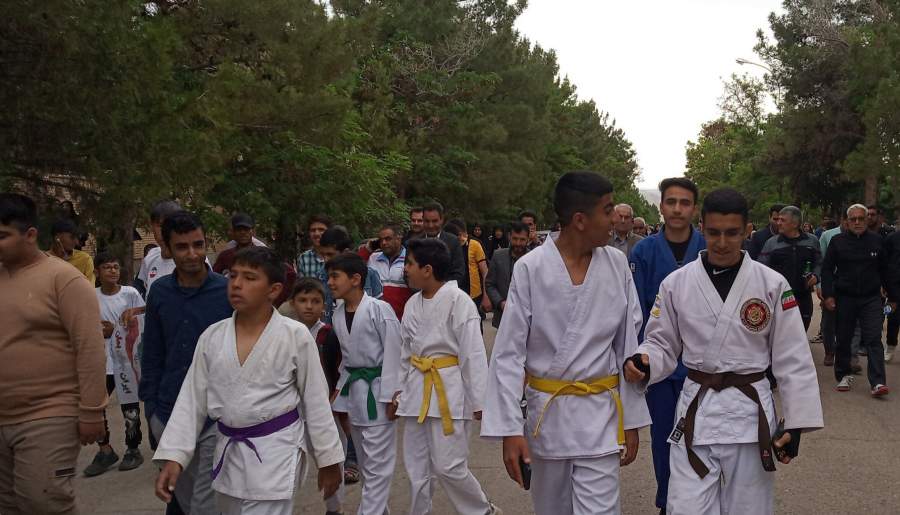 همایش پیاده‌روی خانوادگی در شهرستان کوهبنان برگزار شد